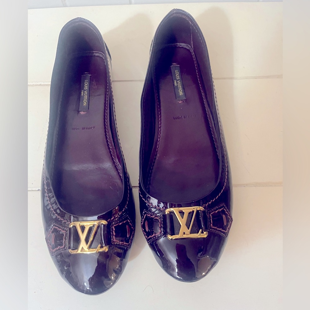 Louis Vuitton Burgundy Patent Leather Ballet Shoes. Round Toes. LV Monogram.